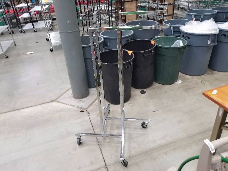 lot 1679 image: 4 way clothing rack