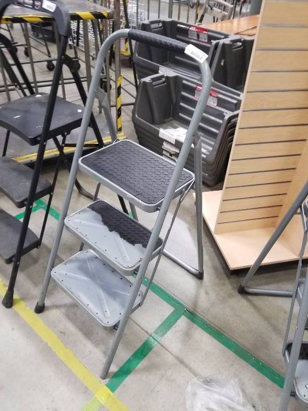 lot 1684 image: 3 step folding stool  ladder