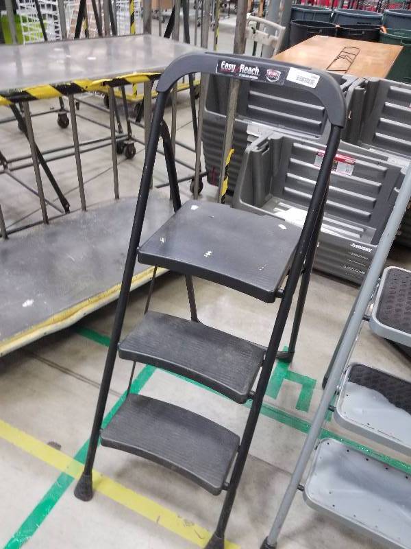 lot 1685 image: 3 step folding stool  ladder