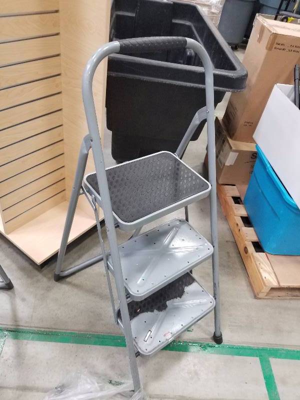 lot 1686 image: 3 step folding stool  ladder