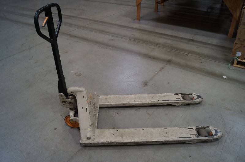 lot 1890 image: Crown Pallet Jack