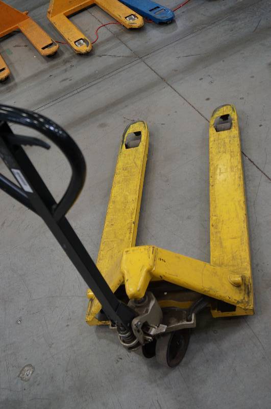 lot 1896 image: ELP55-II Pallet Jack