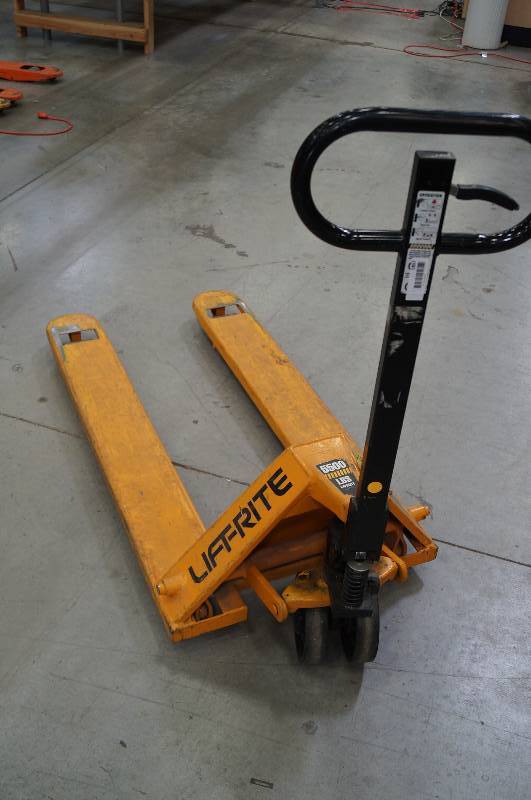 lot 1897 image: Liftrite 5500 lb jack