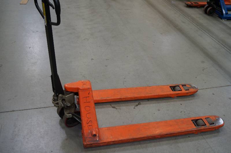 lot 1900 image: Pallet Jack 5500 lb