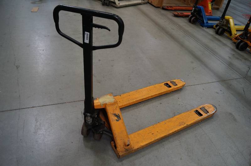 lot 1901 image: 5500 lb pallet jack