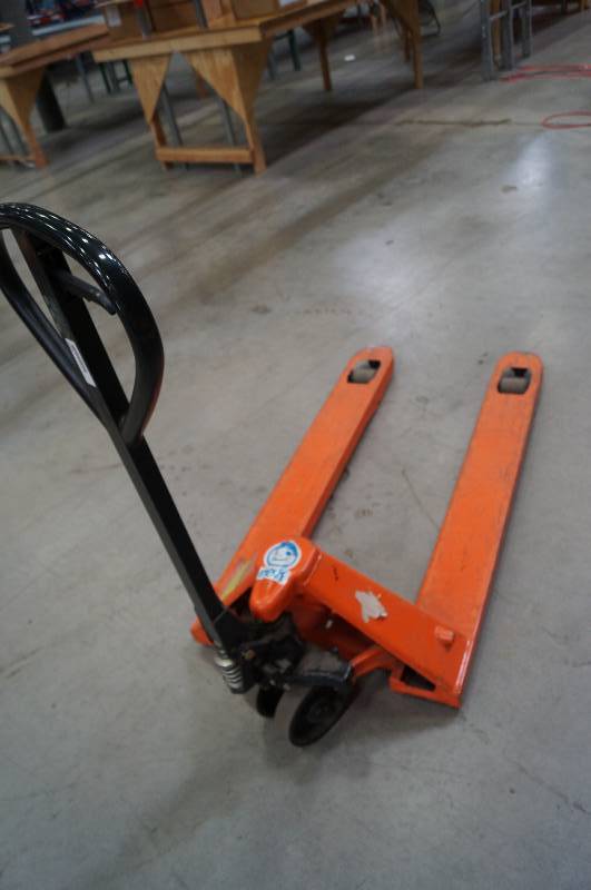 lot 1902 image: 6500 lb pallet jack