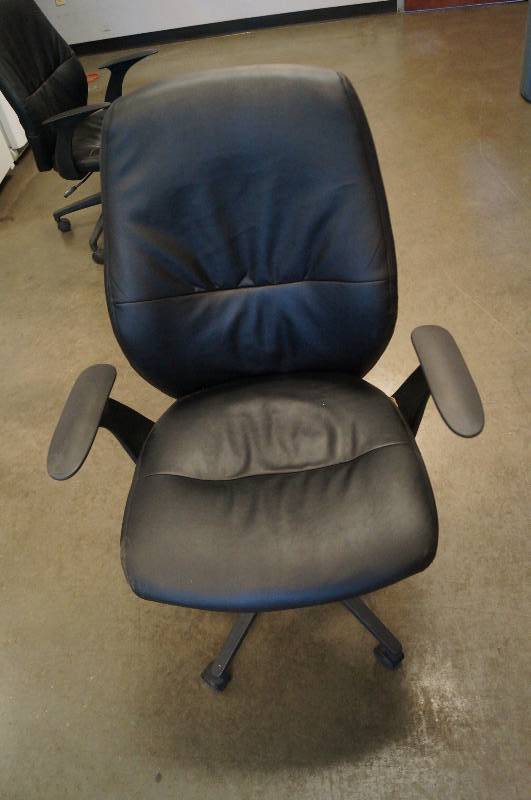 lot 2025 image: Office Chair