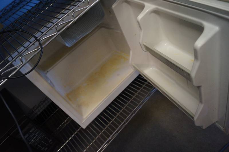lot 2054 image: Haier Mini Fridge