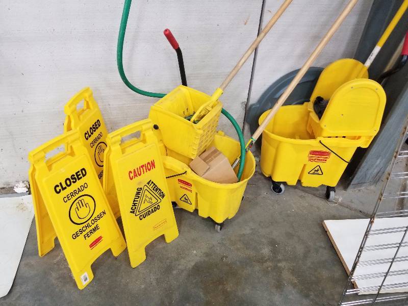 lot 1711 image: Rubbermaid Mop bucket and wringers and 3 wet floor signs
