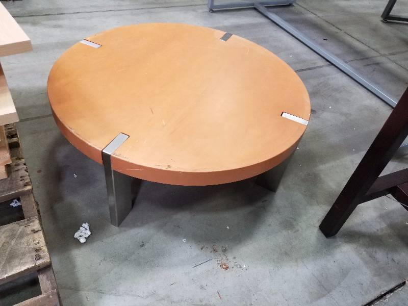 lot 1746 image: 31 Round table