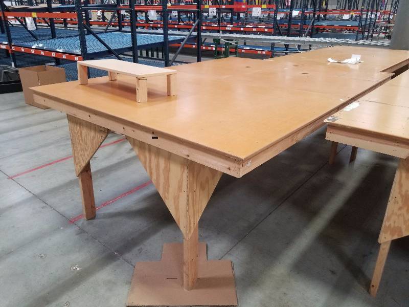 lot 1784 image: Packing Table