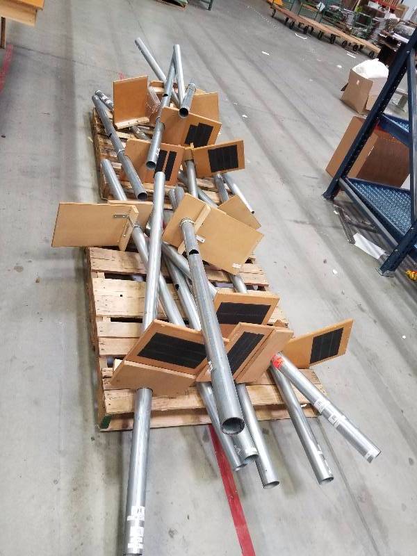 lot 1785 image: 2 Pallets of poles for packing tables