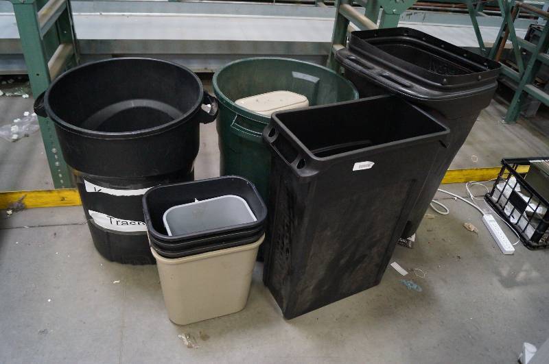 lot 1210 image: Large lot of trash cans