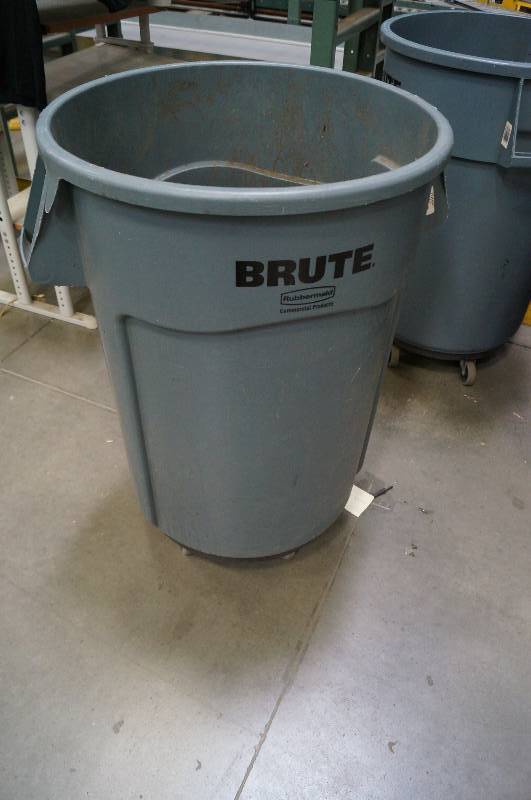 lot 1212 image: Brute Trash Can on Wheels