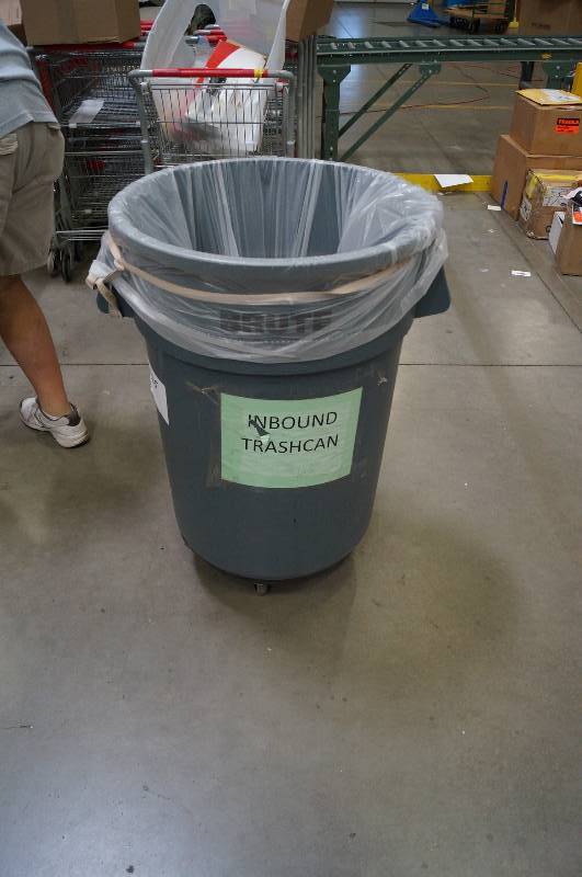 lot 1225 image: Brute Trash Can on Wheels