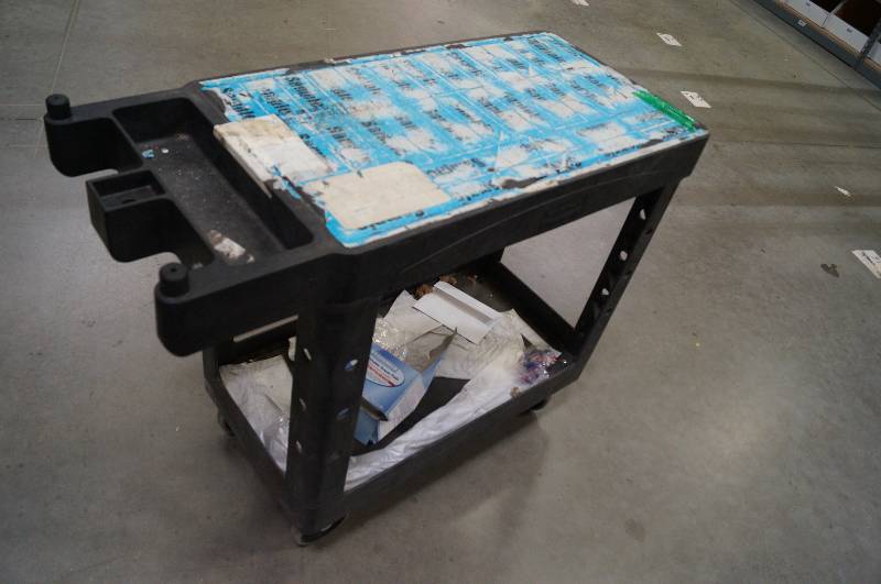 lot 1227 image: Rubbermaid Cart