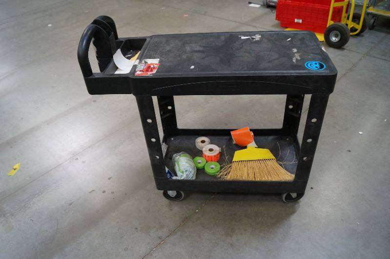 lot 1228 image: Rubbermaid Cart