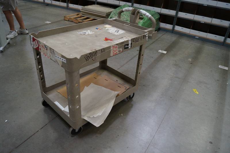 lot 1229 image: Rubbermaid Cart