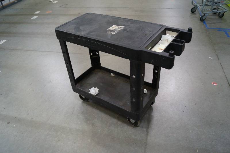 lot 1236 image: Rubbermaid Cart
