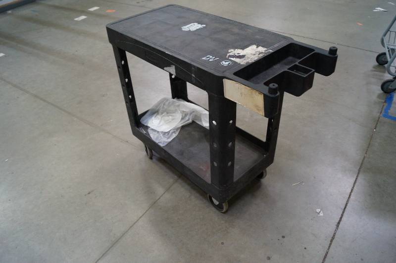 lot 1237 image: Rubbermaid Cart
