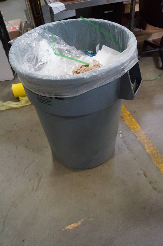 lot 1244 image: Brute Trash Can