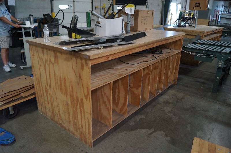lot 1255 image: Large work Station with working storage slots