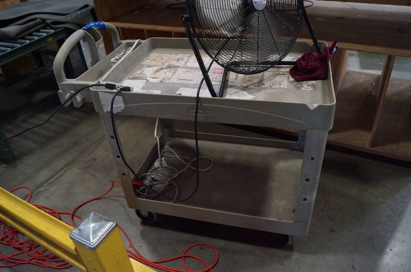 lot 1256 image: Rubbermaid Cart