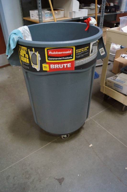 lot 1271 image: Brute Trash Can on Wheels