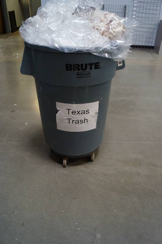 lot 1272 image: Brute Trash Can on Wheels