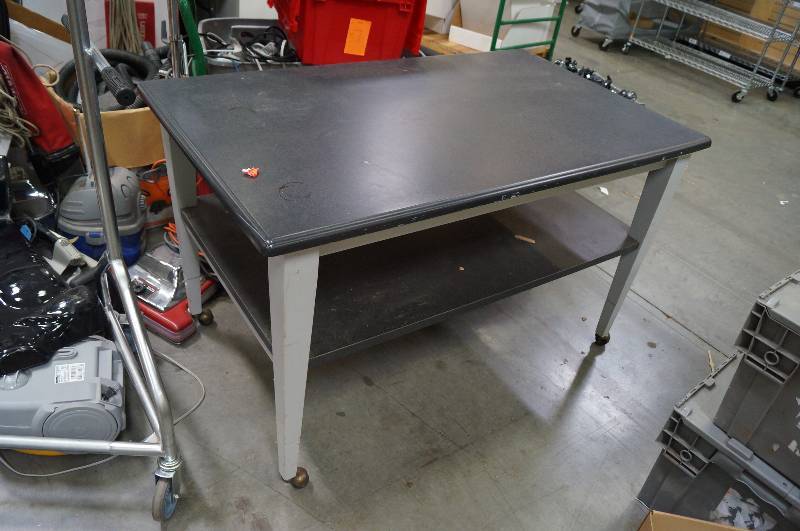 lot 1307 image: Nice Display Table