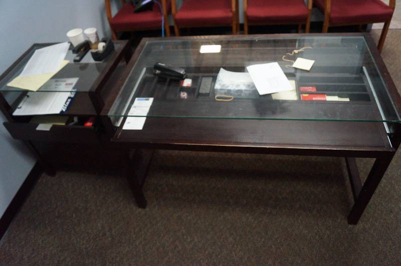 lot 1283 image: Glass Top Desk