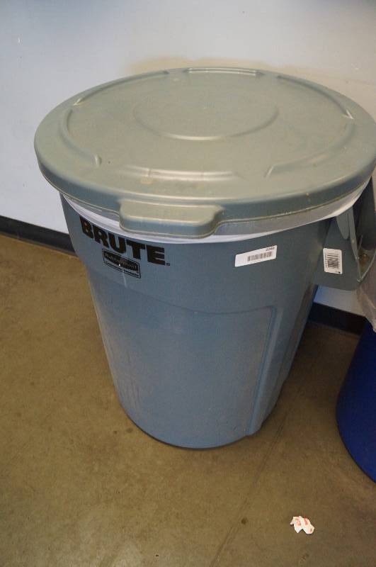 lot 2048 image: Brute Trash Can