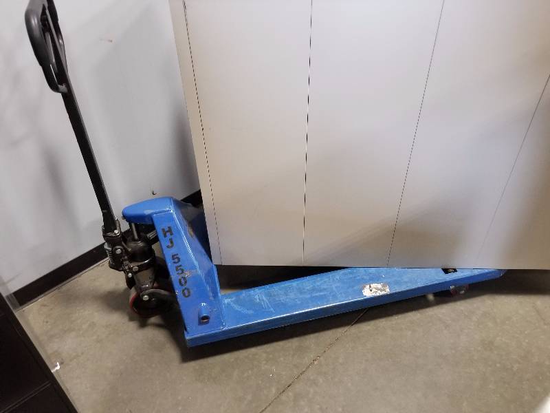 lot 3008 image: 5500 LB Pallet Jack