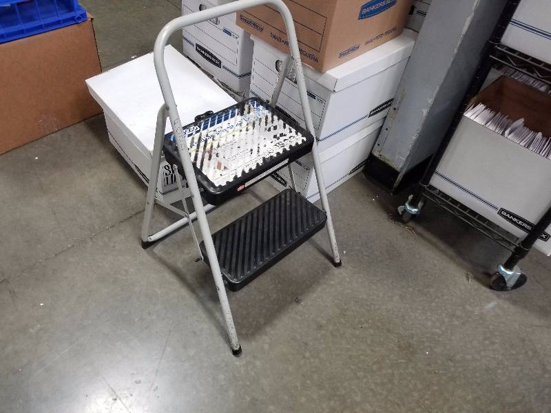 lot 3011 image: 2 Step stool