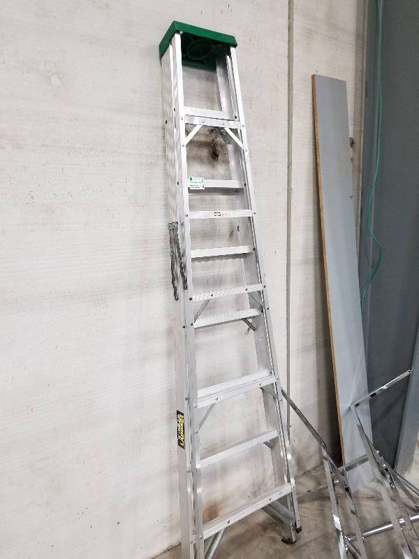 lot 3020 image: 8 Aluminum Ladder and 4x4 Post  racking