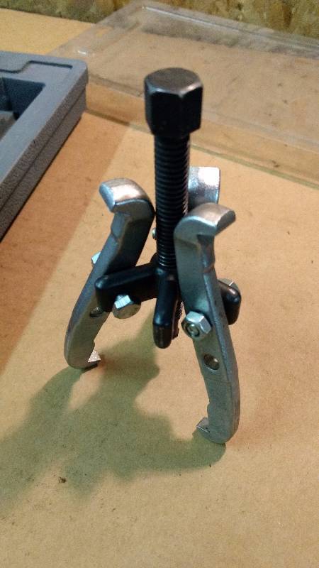 lot 180 image: Miniature Pulley Set