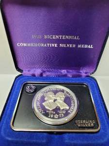 lot 81 image: 1973 Bicentennial Commemorative Sterling Silver Medal With Display Box