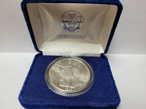 lot 83 image: 1988 Silver Eagle $1 Coin-1oz .999 Fine Silver