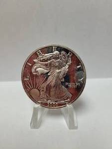 lot 96 image: 2000 DAWN OF A NEW MELLENNIUMWALKING LIBERTY 1oz SILVER ROUND