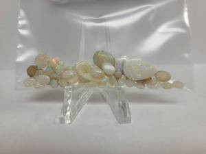 lot 202 image: 18.31 Carats of Loose Opals