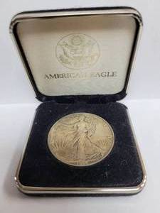 lot 237 image: 1992 American Silver Eagle 1oz Troy .999 Fine Silver