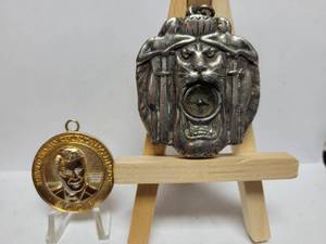lot 573 image: 2004 RONALD REAGAN REPLICAN GOLD MEDAL MEDALIAN & VINTAGE LIONS HEAD COMPASS MEDALION