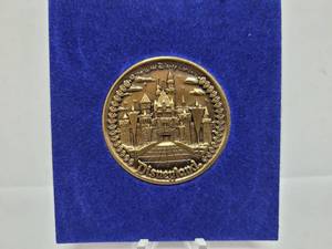 lot 574 image: DISNEYLAND SOUVENIR COINTOKEN
