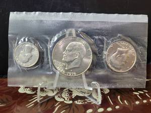 lot 654 image: 1976 UNITED STATES BICENTENNIAL SILVER UNCIRCULATED COIN SET