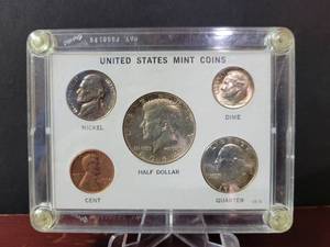 lot 675 image: 1964 UNITED STATES MINT COINS