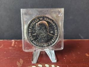 lot 676 image: 1984 RONALD REAGAN 40TH AMERICAN PRESIDENT COMMEMORATIVE COIN