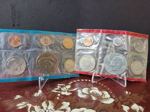 lot 678 image: 1976-P & D UNITED STATES MINT UNCIRCULATED COIN SET