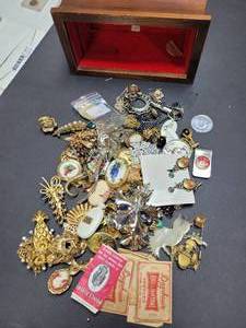 lot 715 image: WOODEN JEWELRY BOX WITH MISC. JEWELRY