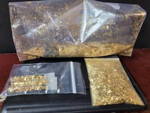 lot 716 image: 3 GRAMS OF GOLD LEAF FLAKES