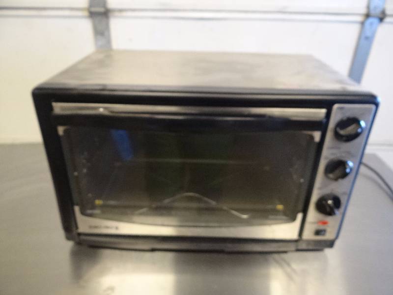 lot 1020 image: EuroPro Counter Top Toaster Oven